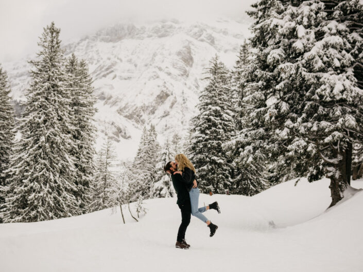 Ein Paar fotografiert im Winter in den Bergen